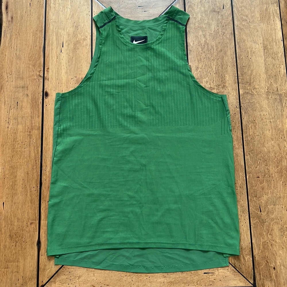 Nike Woken’s Green Tank with Beautiful Detailing. New without Tags. Size Small.